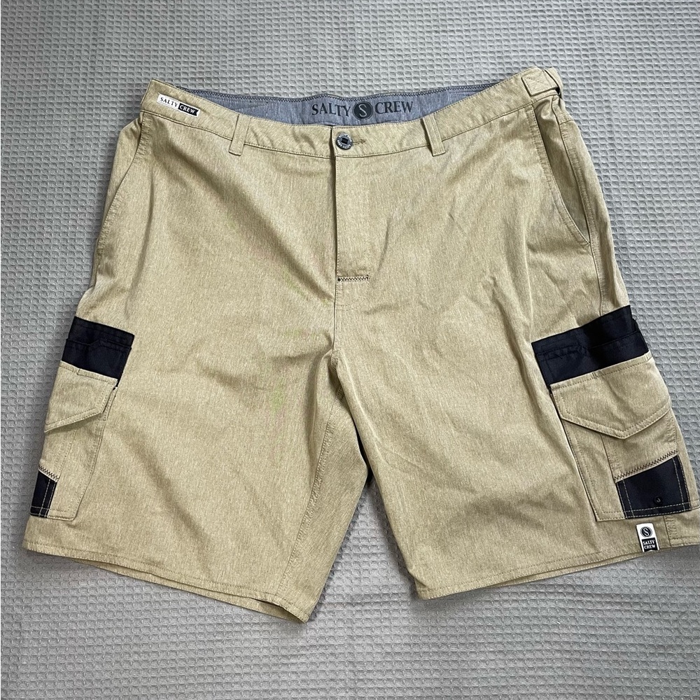 Salty Crew Deep Sea Cargo Shorts 40‎ Men’s Hybrid Fishing Adjustable Tan
